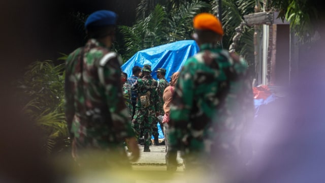 Foto: Evakuasi Bangkai Pesawat Hawk yang Jatuh di Riau (109743)