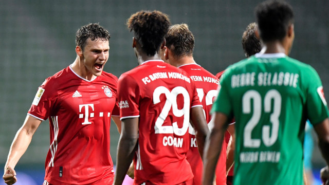 Benjamin Pavard (kiri) dan Kingsley Coman merayakan keberhasilan Bayern menjuarai Bundesliga 2019/20. Foto: Reuters/Pool