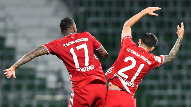 Jerome Boateng dan Lucas Hernandez merayakan keberhasilan Bayern jadi juara Bundesliga 2019/20. Foto: Reuters/Pool