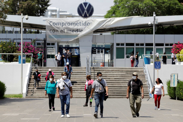 Karyawan memasuki pabrik Volkswagen di Puebla, Meksiko usai pemeriksaan kesehatan. Foto: Imelda Medina/Reuters