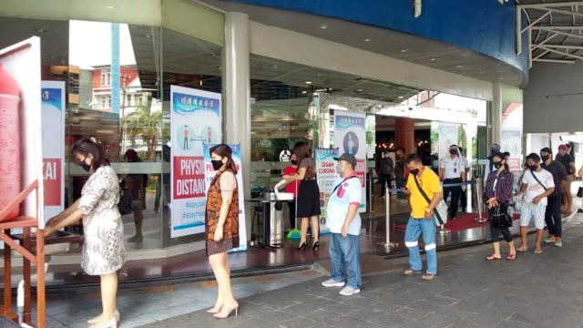 Pintu masuk mall Manado Town Square (Mantos) antri mencuci tangan sebelum masuk ke dalam gedung mall