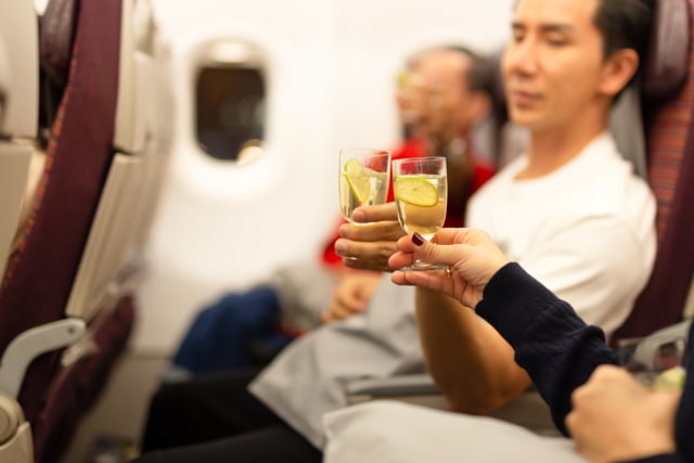 Ilustrasi minum alkohol di dalam kabin pesawat Foto: Shutter stock