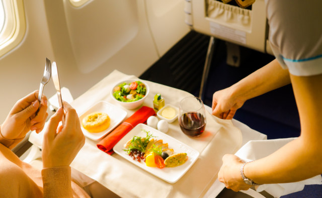 Ilustrasi makanan di dalam kabin pesawat Foto: Shutter stock
