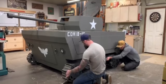 Jason Hibbs, pria yang mengubah mesin pemotong rumputnya menjadi sebuah tank mini. Foto: YouTube/ Bourbon Moth Woodworking
