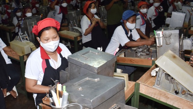 Suasana pekerja di ruang produksi pabrik rokok PT Digjaya Mulia Abadi (DMA) mitra PT HM Sampoerna, Kabupaten Madiun, Jawa Timur. Foto: Siswowidodo/ANTARA FOTO