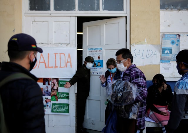 Kerabat pasien menunggu di pintu masuk rumah sakit Torax di La Paz, Bolivia, Senin (15/6). Foto: David Mercado/ REUTERS 