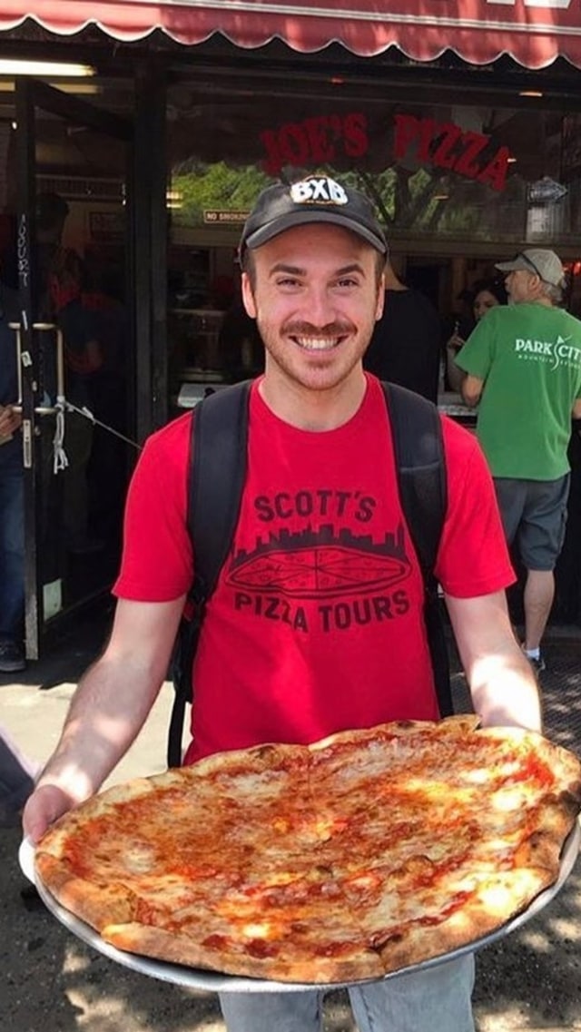 Scott Wiener, pria yang mengoleksi ribuan kotak piza. Foto: Instagram/@scottspizzatours