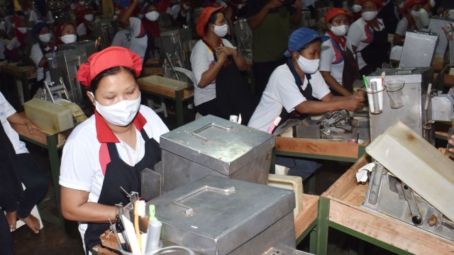 Suasana pekerja di ruang produksi  pabrik rokok PT Digjaya Mulia Abadi (DMA) mitra PT HM Sampoerna, Kabupaten Madiun, Jawa Timur. Foto: SISWOWIDODO/ANTARA FOTO
