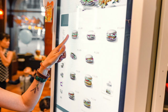 Ilustrasi memesan makanan menggunakan menu touch screen Foto: Shutter Stock