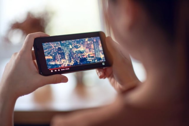 Ilustrasi menonton film di smartphone. Foto: Kemenparekraf