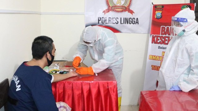 Petugas melakukan rapid test terhadap tahanan di Rutan Polres Lingga. Foto: kepripedia.com/humas