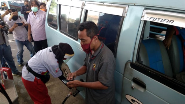 Seorang sopir angkot melakukan pengisian BBM jenis Pertalite gratis di SPBU Ciperna, Cirebon. (Ciremaitoday)