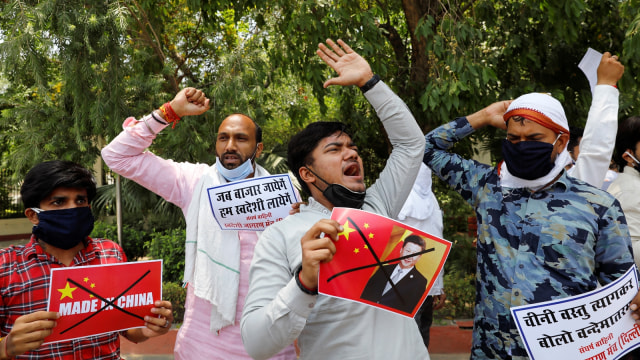 Aktivis dari Swadeshi Jagran Manch meneriakkan slogan-slogan selama protes terhadap China di New Delhi, India (17/6). Foto: Anushree Fadnavis/REUTERS