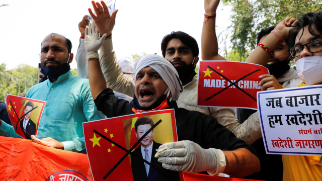 Aktivis dari Swadeshi Jagran Manch meneriakkan slogan-slogan selama protes terhadap China di New Delhi, India (17/6). Foto: Anushree Fadnavis/REUTERS