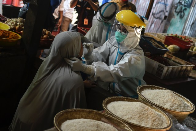 Sejumlah petugas kesehatan melakukan tes usap (swab test) kepada pedagang di Pasar Thomas, Jakarta Pusat, Rabu (17/6). Foto: Muhammad Adimaja/Antara