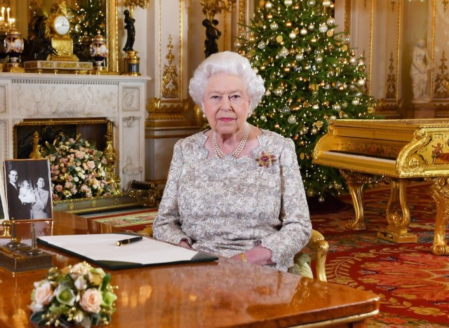 Ratu Elizabeth II di dalam Buckingham Palace yang super mewah. Foto: kumparan