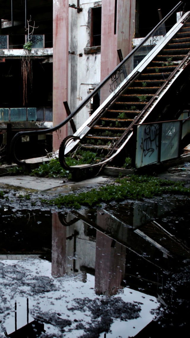 Kondisi eskalator di New World Mall yang ditinggalkan di kawasan Banglamphu, Bangkok, Thailand. Foto: Jorge Silva/REUTERS