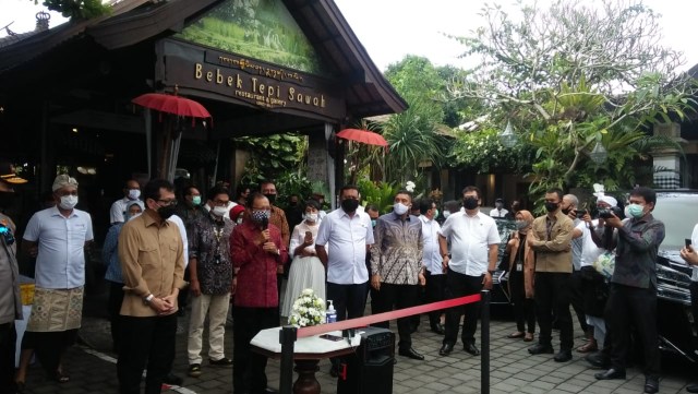 Gubernur Bali Wayan Koster ( 2 dari kiri) bersama Menteri Pariwisata Wishnutama Kusubandio dan pelaku pariwisata Bali usai Rapat Koodinasi - IST