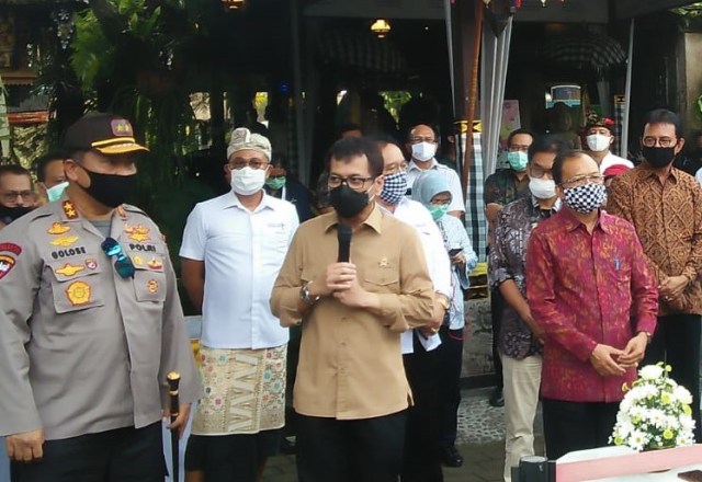 Wishnutama saat memberikan keterangan pers disampingi Gubernur Bali Wayan Koster (kanan) - IST