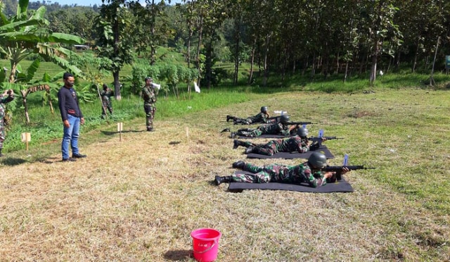 Prajurit TNI Kodim 0615/Kuningan mengikuti latihan menembak di Lapangan Tembak Mekarsari, Kabupaten Kuningan. (Andri Yanto)