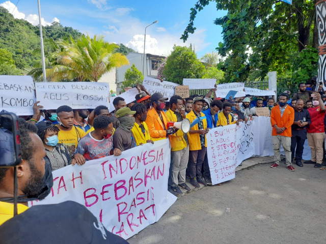 Aksi unjuk rasa menuntut pembebasan 7 terdakwa rusuh Papua yang disidang di Kalimantan Timur. (BumiPapua.com/Liza Indriyani)