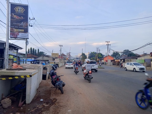 Pembangunan fly over di Jalan Sultan Agung sudah dimulai, terdapat satu unit alat nerat dan beton gorong-gorong di bahu jalan, Rabu (17/6) | Foto : Sidik Aryono/ Lampung Geh