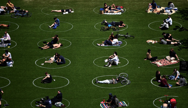 Sejumlah warga di New York menikmati matahari dengan berjemur ditengah pandemi.  Foto: Johannes Eisele/AFP