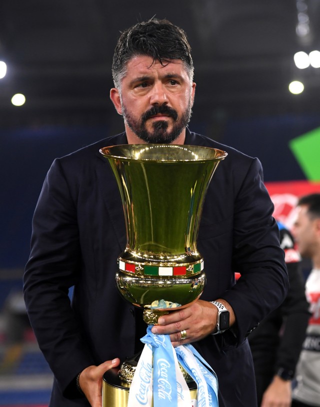Gennaro Gattuso meraih trofi Coppa Italia di situasi sulit. Foto: Reuters/Alberto Lingria