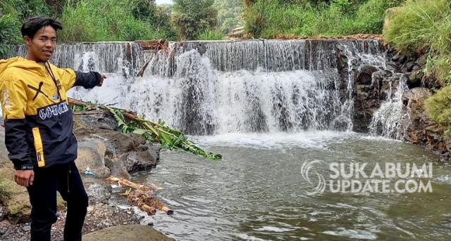 Warga menunjukkan lokasi tenggelamnya dua anak di Bendungan Pasanggrahan, aliran Sungai Cigunung , Kampung Cijambu, Desa Sukasari, Kecamatan Cisaat, Kabupaten Sukabumi, Rabu (17/6/2020). | Sumber Foto:Oksa BC