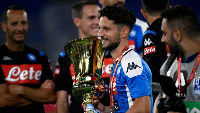 Dries Mertens membawa Napoli juara Coppa Italia 2019/20. Foto: AFP/Filippo Monteforte
