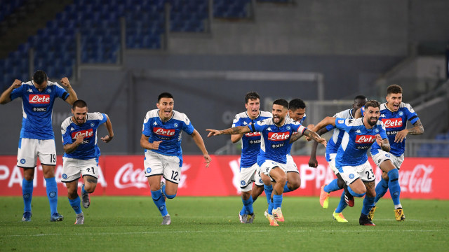 Pemain Napoli merayakan kemenangan saat menjadi juara Coppa Italia di Stadio Olimpico, Roma, Italia. Foto: Alberto Lingria / REUTERS