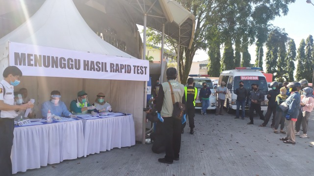 Peringati HUT Bhayangkara, pengguna kendaraan wajib pajak jalani rapid test di Samsat Bandung. Foto: Rachmadi Rasyad/kumparan