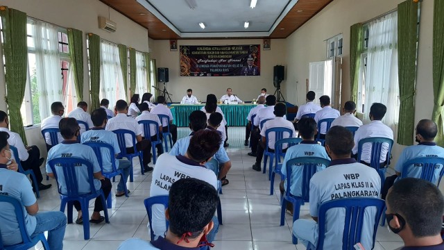 Warga Binaan Lapas II A Palangka Raya saat mengikuti arahan dari Kepala Lapas dan Kepala Kantor Kemenkumham.