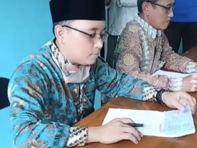 Petugas KUA nikahkan mantan istri dengan teman sendiri. Foto: TikTok @m030610r