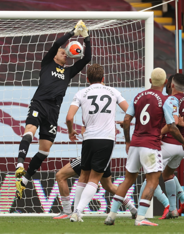 Kiper Aston Villa, Orjan Nyland, membuat blunder yang tak terhukum. Foto: Reuters/Carl Recine