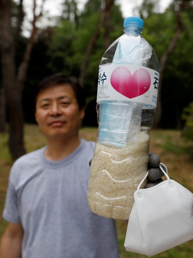 Park Jung-oh, kepala kelompok pembelot Korea Utara menunjukkan botol yang berisi beras dan masker untuk dikirimkan ke Korea Utara di Seoul, Korea Selatan. Foto: Kim Hong-Ji / REUTERS