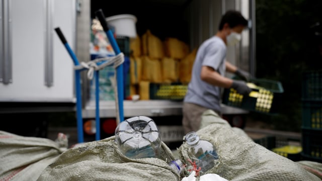 Karung berisi botol yang akan diisi beras dan masker oleh pembelot Korea Utara di Seoul, Korea Selatan. Foto: Kim Hong-Ji / REUTERS