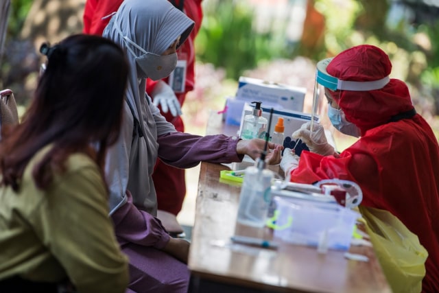 Petugas kesehatan mengambil sampel darah saat rapid test COVID-19 di Itenas, Jawa Barat, Kamis (18/6). Foto: M Agung Rajasa/ ANTARA FOTO