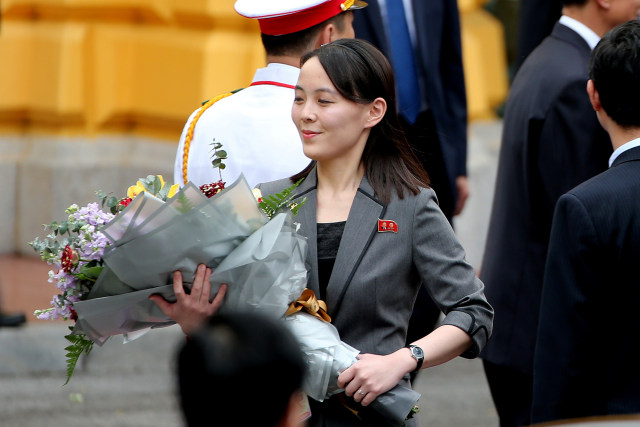 Kim Yo Jong, saudara perempuan pemimpin Korea Utara Kim Jong Un, memegang buket bunga. Foto: Luong Thai Linh / Pool via REUTERS
