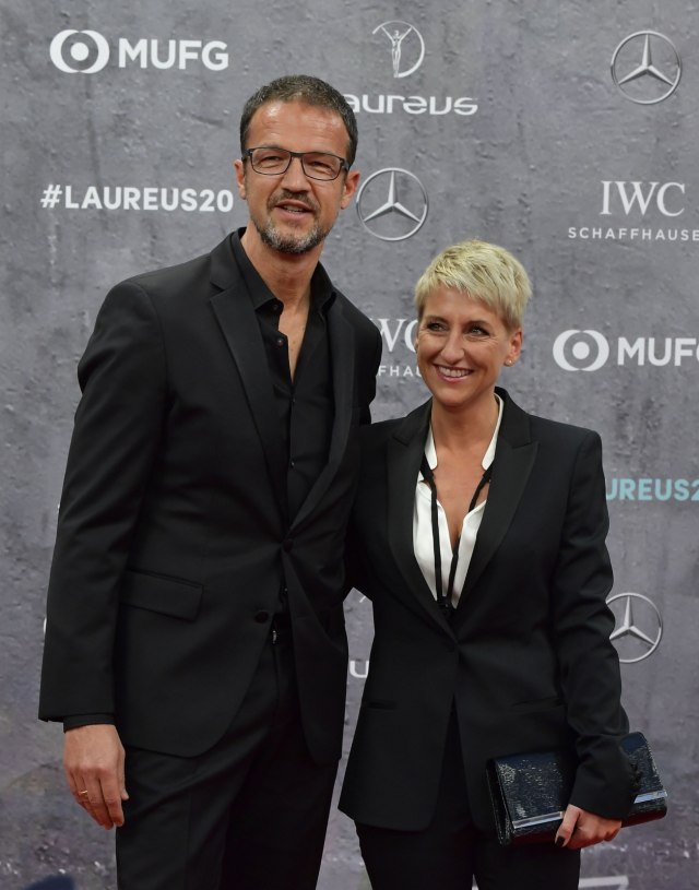 Fredi Bobic menghadiri acara Laureus World Sports Awards 2020 bersama istrinya, Britta. Foto: AFP/Tobias Schwarz