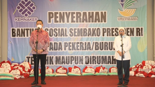 Menaker Dan Mensos Serahkan Bansos Presiden Ke Buruh Korban PHK ...