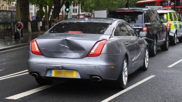 Jaguar XJ Sentinel milik Perdana Menteri Inggris yang penyok usai tertabrak mobil di belakangnya. Foto: Skynews