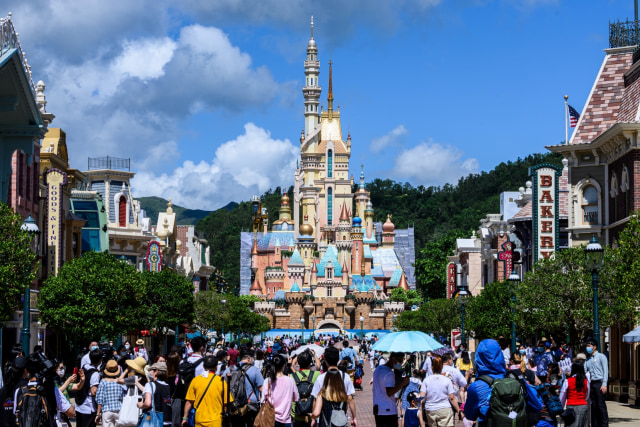 Pengunjung memadati Disneyland Hong Kong, Kamis (18/6). Foto: Anthony WALLACE/AFP