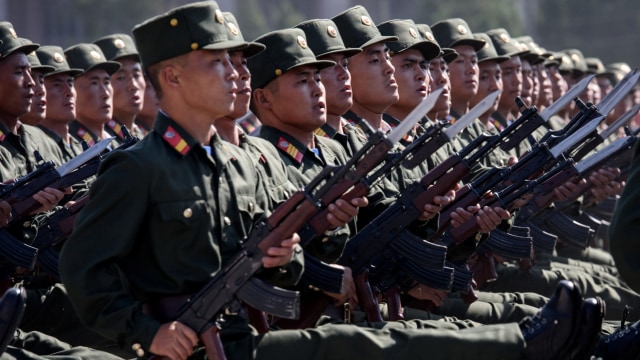 Iljustrasi Tentara Korut. Tentara Tentara Rakyat Korea (KPA) memegang senapan type 88 berbaris saat demonstrasi di lapangan Kim Il Sung di Pyongyang. Foto: ES JONES/AFP