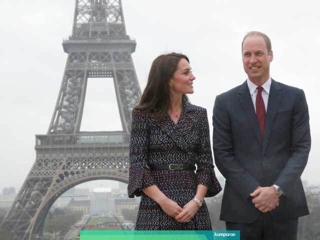 Pangeran William berpose dengan istrinya, Kate Middleton berlatarbelakang Menara Eiffel. Dok: kumparan