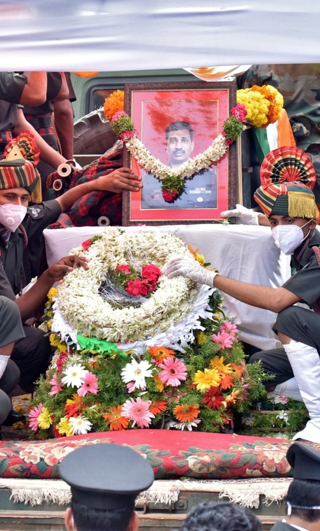 Tentara India membawa peti mati Kolonel B. Santosh Babu, yang terbunuh dalam bentrokan perbatasan dengan pasukan China di India, (18/6). Foto: REUTERS