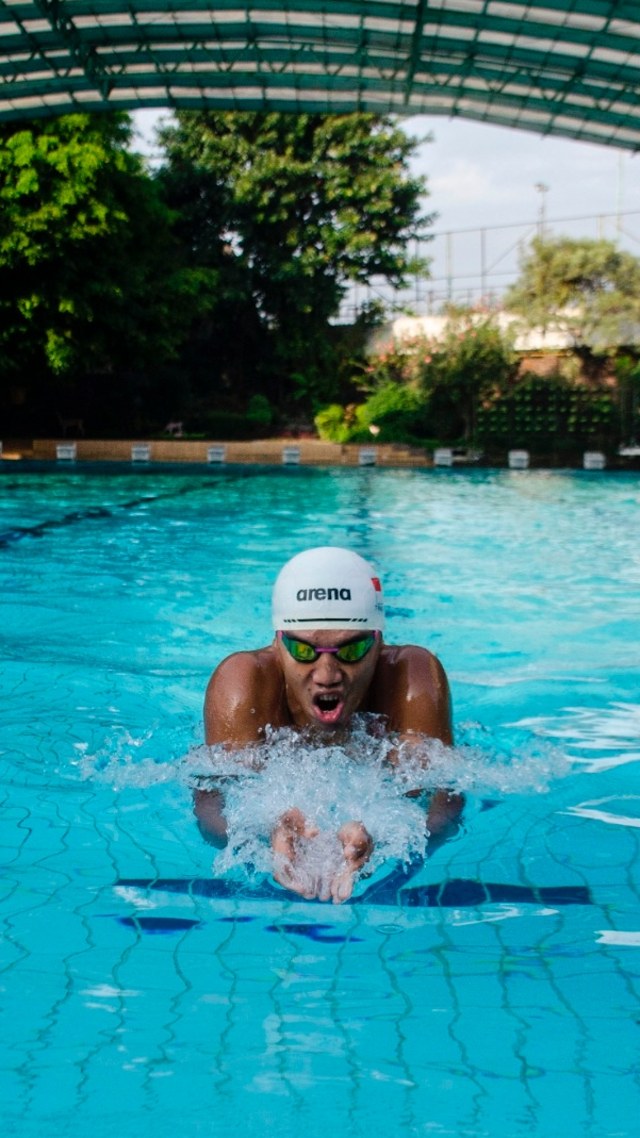 Atlet Renang Nasional Indonesia, Triady Fauzy, berlatih secara mandiri di kolam renang salah satu hotel di Bandung, Jawa Barat, Kamis (18/6). Foto: Novrian Arbi/Antara