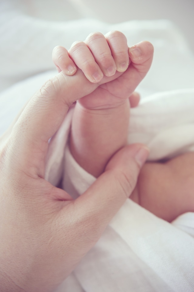 Kenapa Bayi Suka Menggenggam Jari Orang Dewasa? Foto: Shutterstock