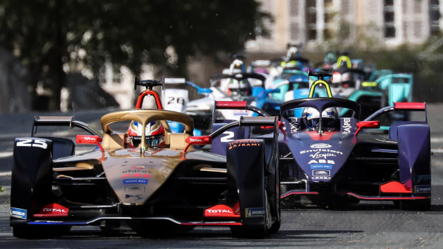 Potret balapan Formula E bertajuk 'ePrix de Paris' pada 2019 silam. Foto: AFP/ KENZO TRIBOUILLARD