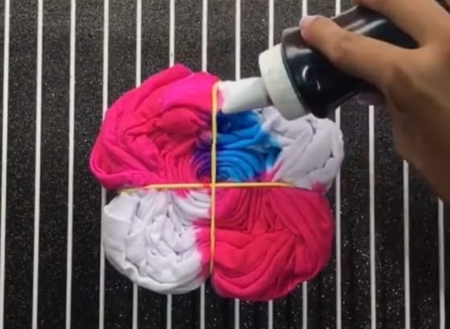  Cara  Membuat Baju Motif Tie Dye Sendiri di Rumah 